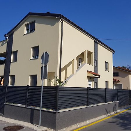 ApartИзола Екстериор снимка